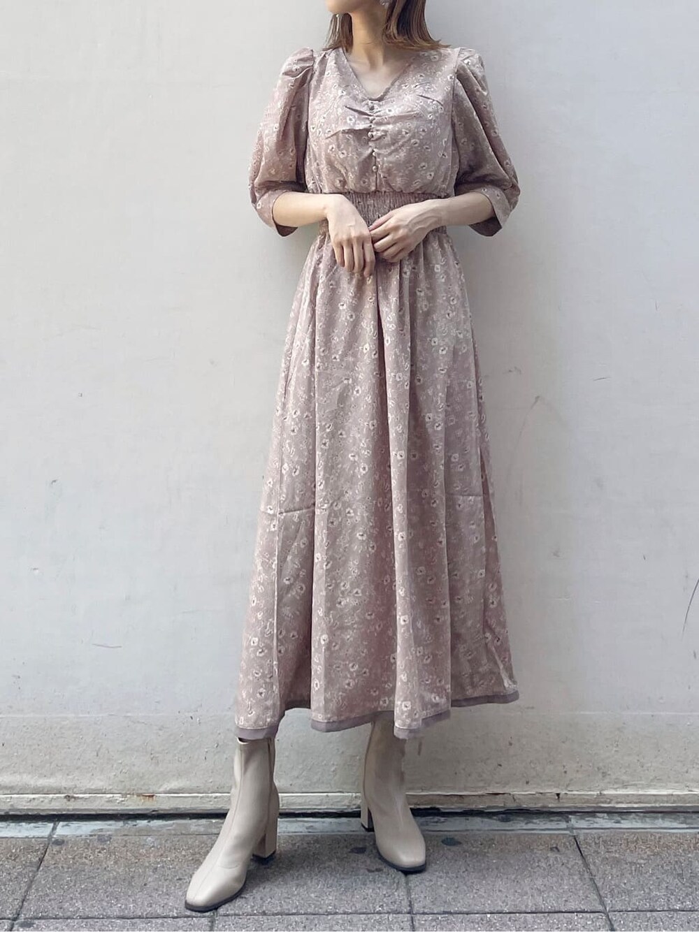 ピンク系のワンピース、ベージュ系のブーツを着用したレディースの夏コーディネートの4枚目の写真