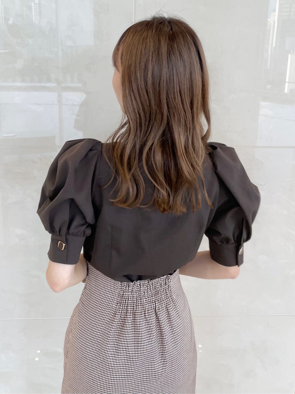 ブラウン系のシャツ/ブラウス、その他のスカート、グレー系のパンプスを着用したレディースの秋コーディネートの7枚目の写真