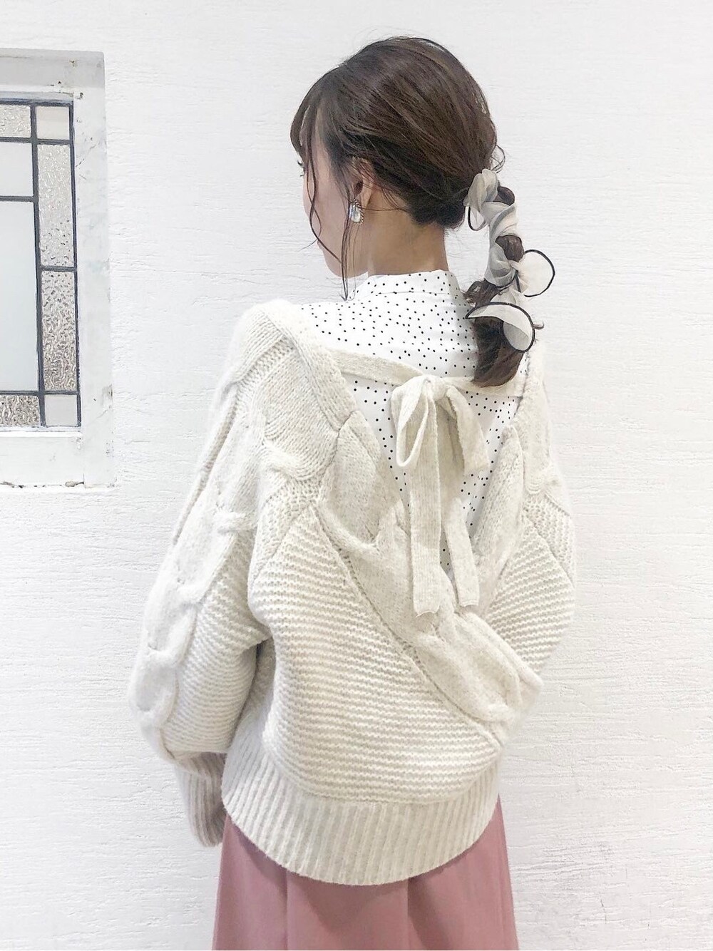 ホワイト系のシャツ/ブラウス、ホワイト系のカーディガン/ボレロ、ベージュ系のスカートを着用したレディースの秋コーディネートの4枚目の写真