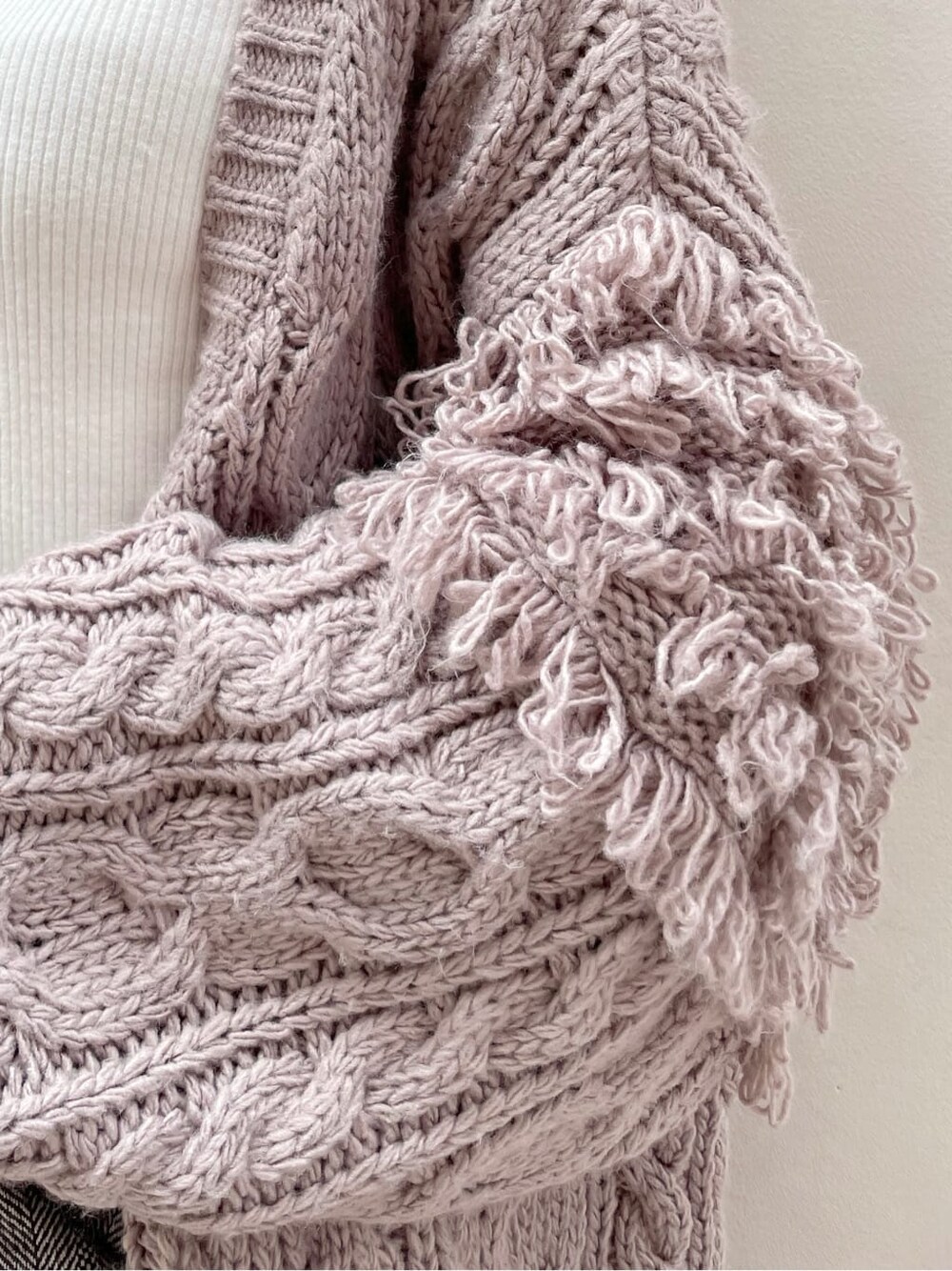 ブラウン系のスカート、ベージュ系のブーツ、ホワイト系のニット/セーターを着用したレディースの秋コーディネートの9枚目の写真