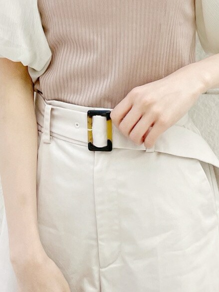 ベージュ系のショルダーバッグ、ホワイト系のその他パンツ、ブラウン系のサンダルを着用したレディースの春コーディネートの9枚目の写真