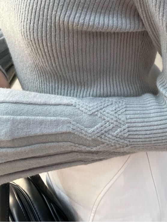 ホワイト系のスカート、ブラック系のブーツ、グリーン系のニット/セーターを着用したレディースの冬コーディネートの5枚目の写真