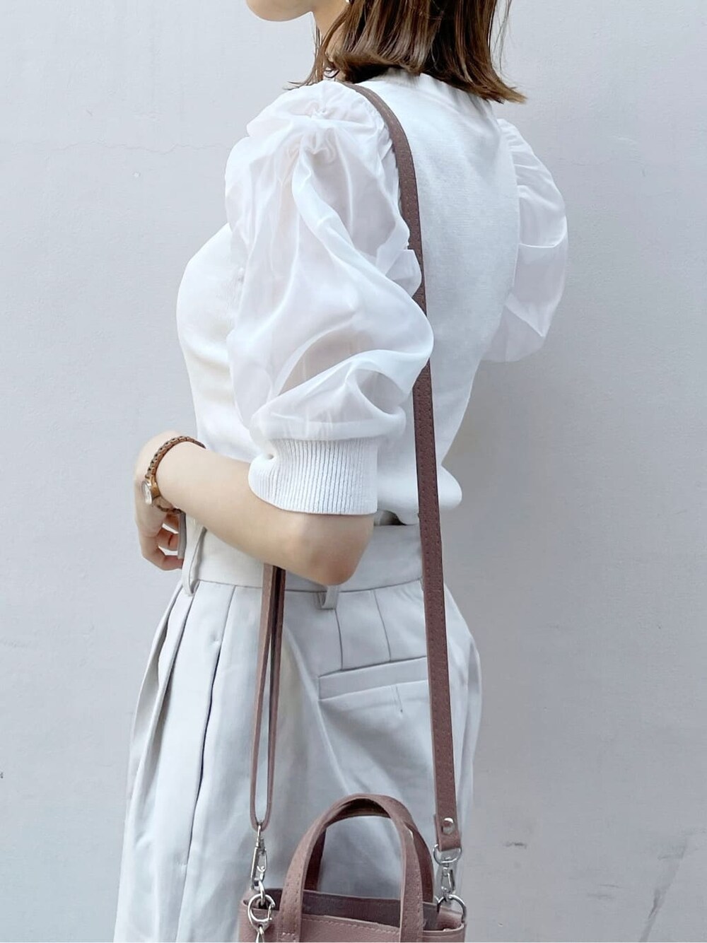 ブラウン系のハンドバッグ、ブラウン系のサンダル、ブラウン系のサンダルを着用したレディースの夏コーディネートの6枚目の写真