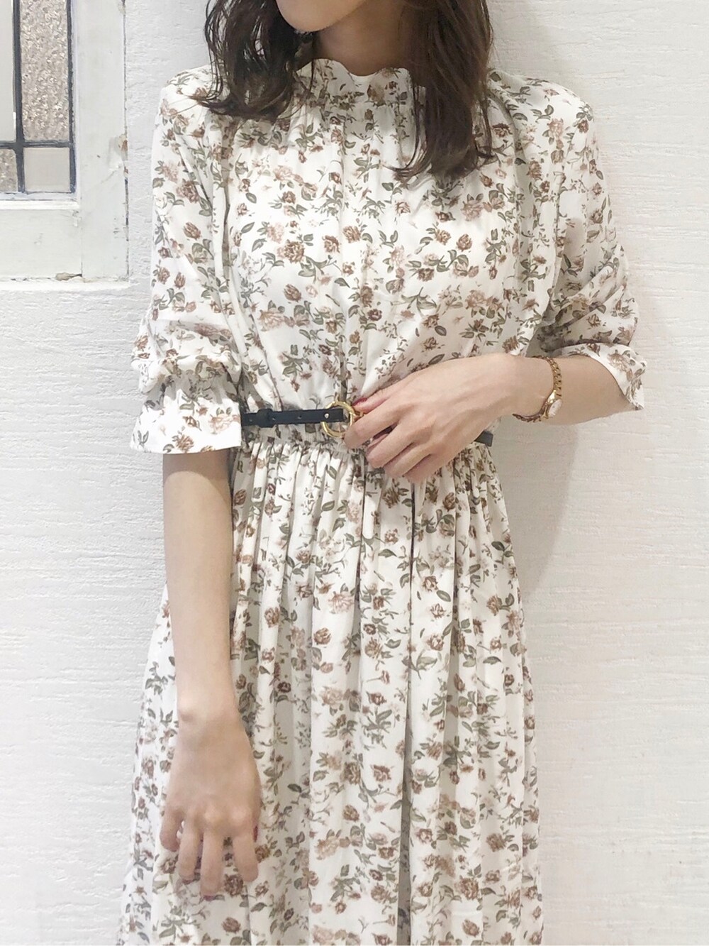 ホワイト系のワンピース、ブラック系のパンプス、ブラウン系のテーラードジャケットを着用したレディースの夏コーディネートの4枚目の写真