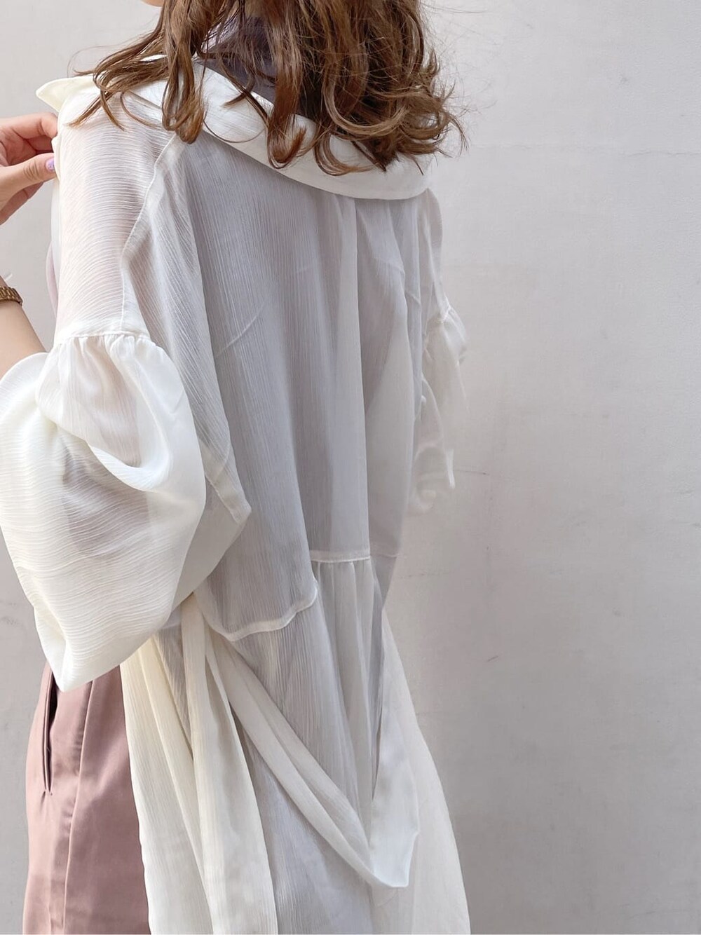 ブラック系のサンダル、ホワイト系のシャツ/ブラウス、パープル系のニット/セーターを着用したレディースの春コーディネートの6枚目の写真