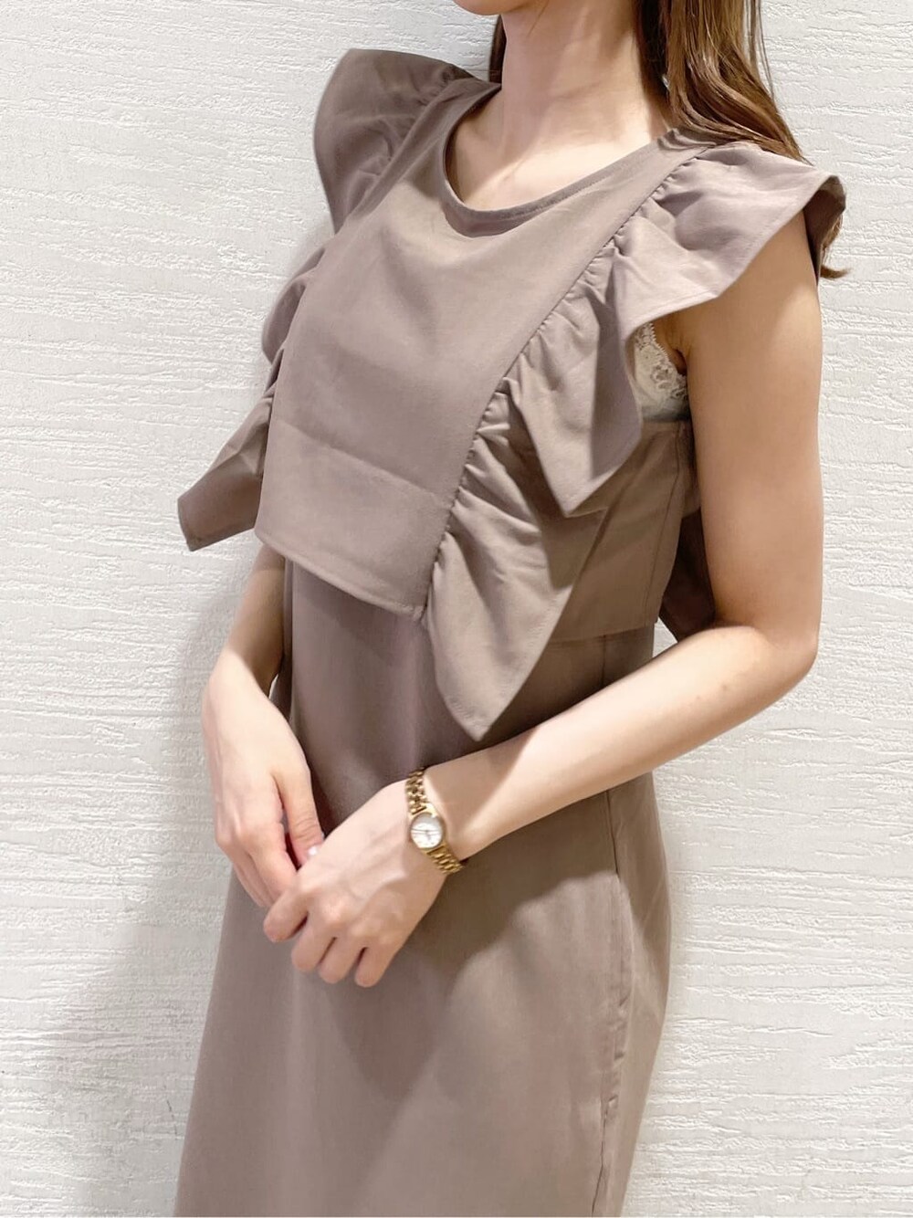 ブラウン系のワンピース、ホワイト系のパンプスを着用したレディースの夏コーディネートの5枚目の写真