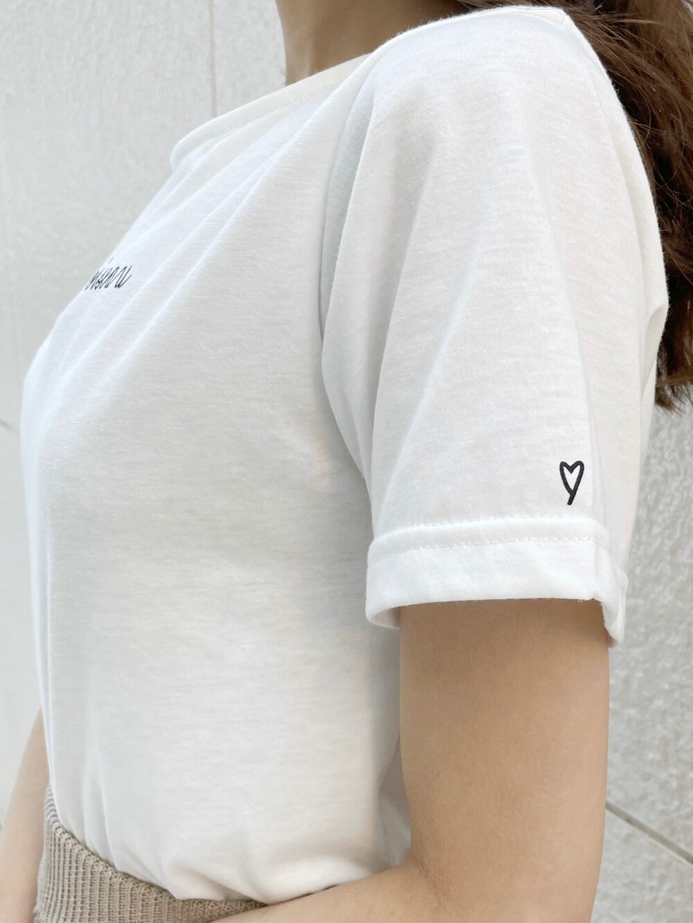 イエロー系のサンダル、ホワイト系のTシャツ/カットソー、ホワイト系のシャツ/ブラウスを着用したレディースの春コーディネートの8枚目の写真