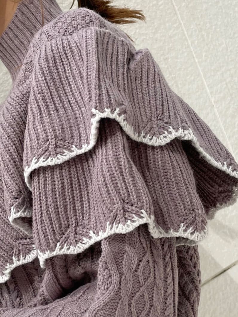 ベージュ系のスカート、ブラック系のブーツ、パープル系のニット/セーターを着用したレディースの秋コーディネートの8枚目の写真