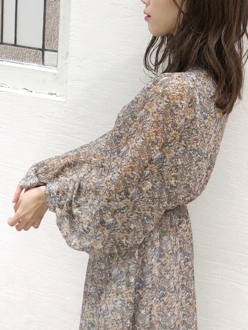 ブラック系のパンプス、ブルー系のワンピース、ブラック系のベルトを着用したレディースの夏コーディネートの3枚目の写真
