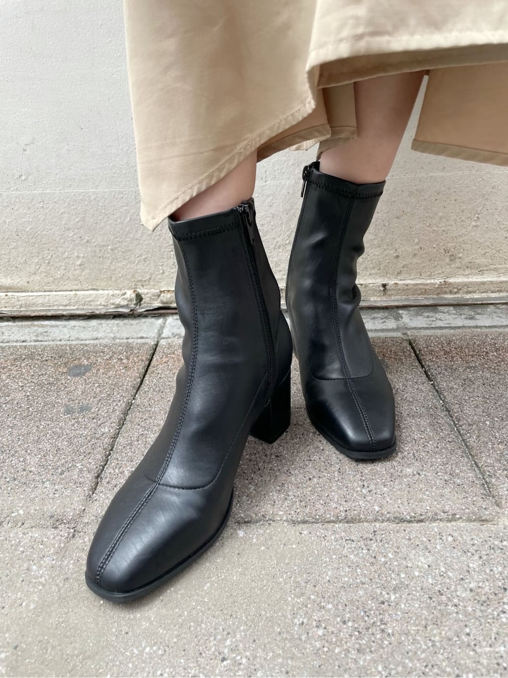 ベージュ系のワンピース、ブラック系のハンドバッグ、ブラック系のニット/セーターを着用したレディースの秋コーディネートの9枚目の写真