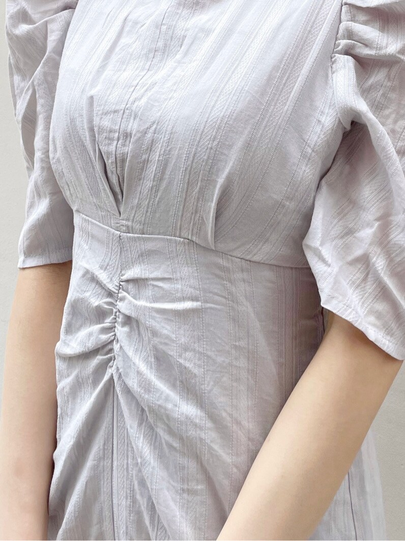 ブルー系のワンピース、その他のサンダルを着用したレディースの春コーディネートの6枚目の写真