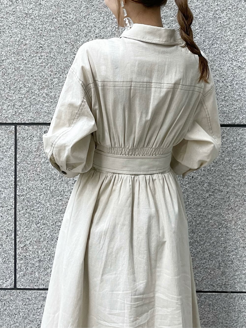 グリーン系のショルダーバッグ、ホワイト系のワンピース、その他のサンダルを着用したレディースの夏コーディネートの6枚目の写真