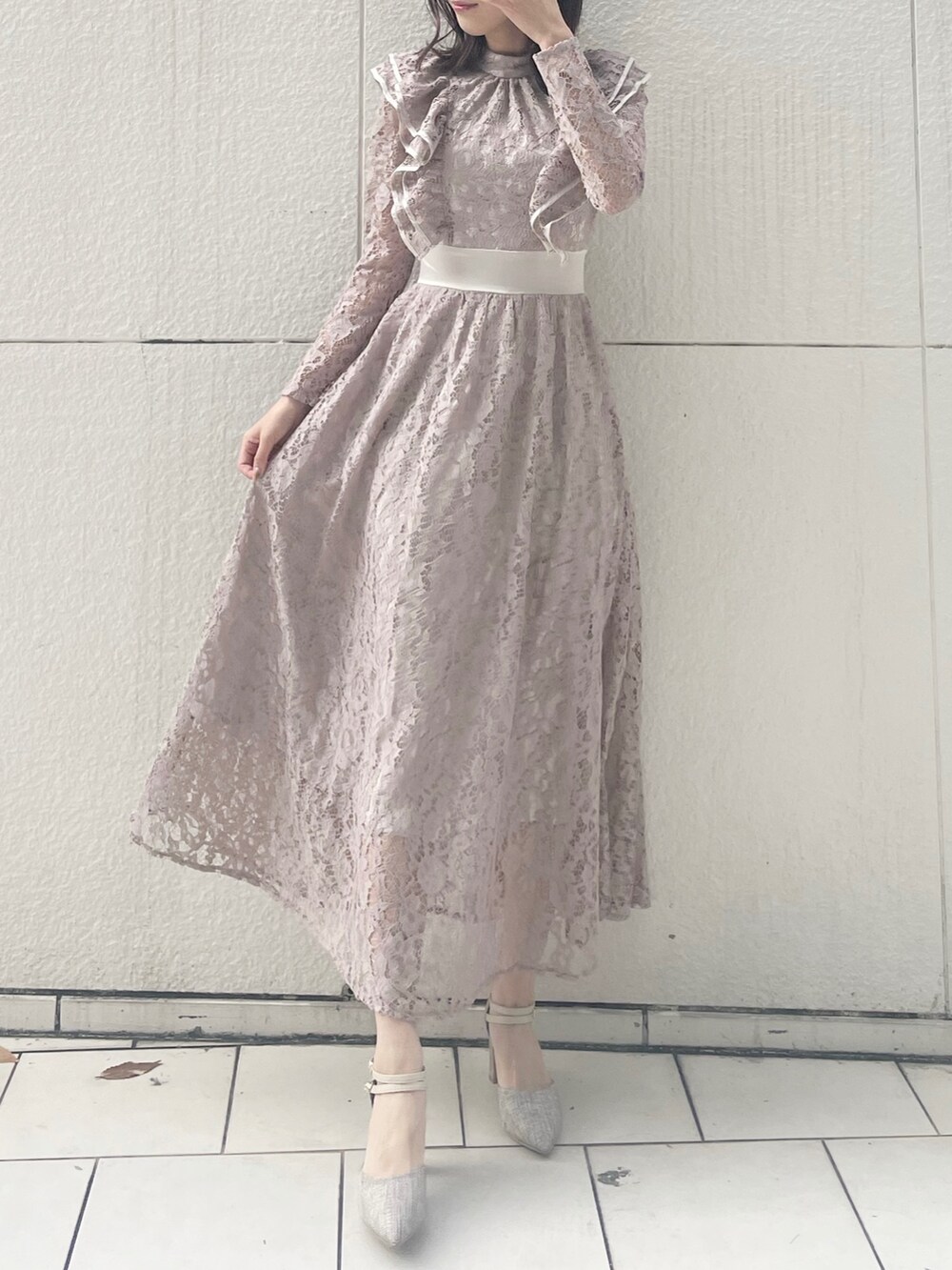 ピンク系のワンピース、グレー系のパンプスを着用したレディースの冬コーディネートの4枚目の写真