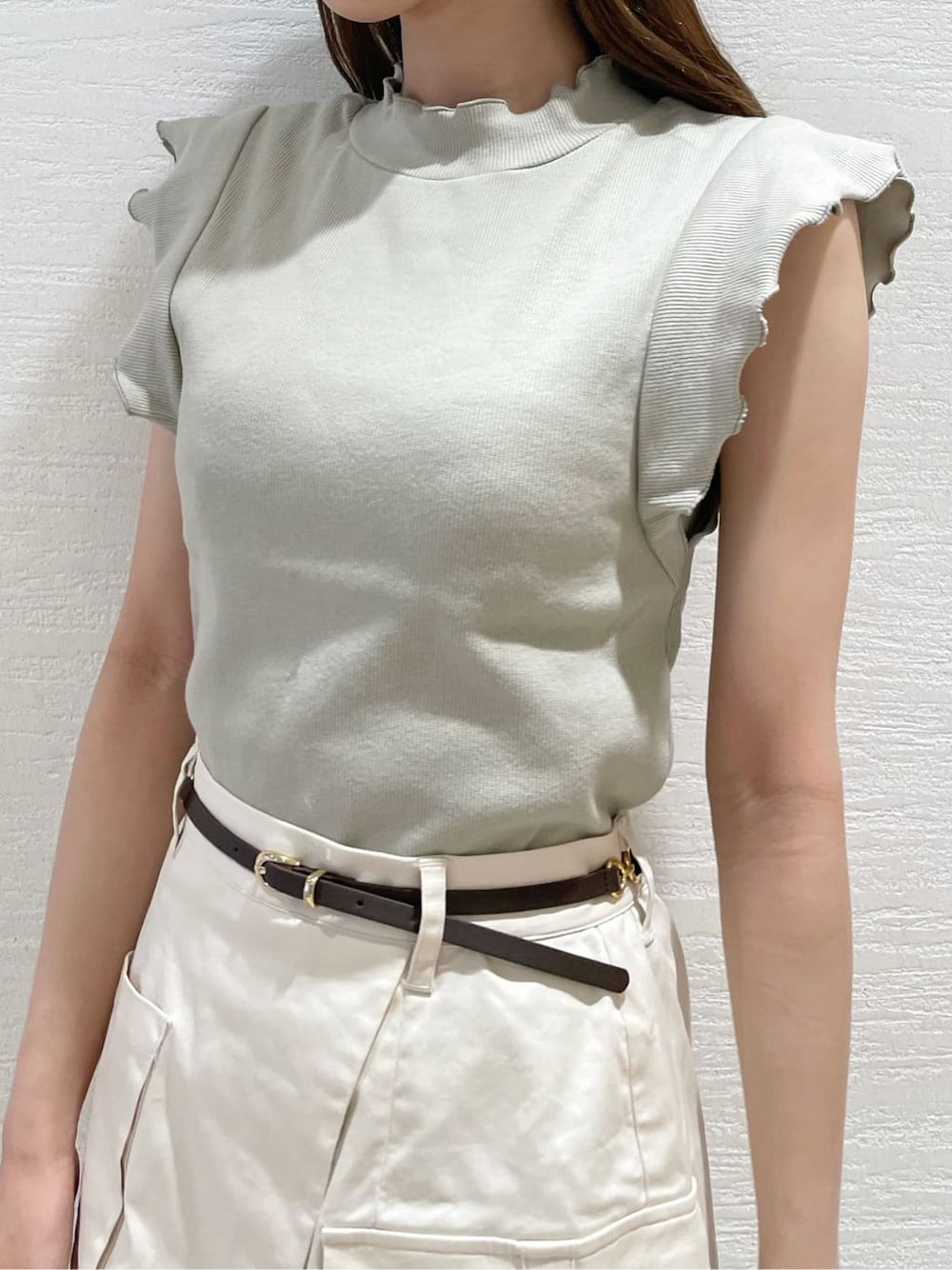 その他のサンダル、ホワイト系のスカート、その他のサンダルを着用したレディースの夏コーディネートの4枚目の写真