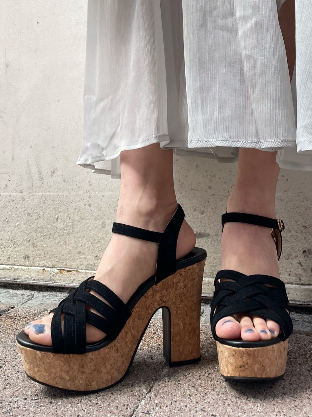 グレー系のスカート、ブラック系のサンダル、ホワイト系のニット/セーターを着用したレディースの春コーディネートの9枚目の写真