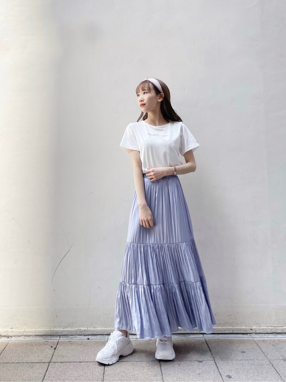 ブルー系のワンピース、ブルー系のスカート、ホワイト系のスニーカーを着用したレディースの春コーディネートの3枚目の写真