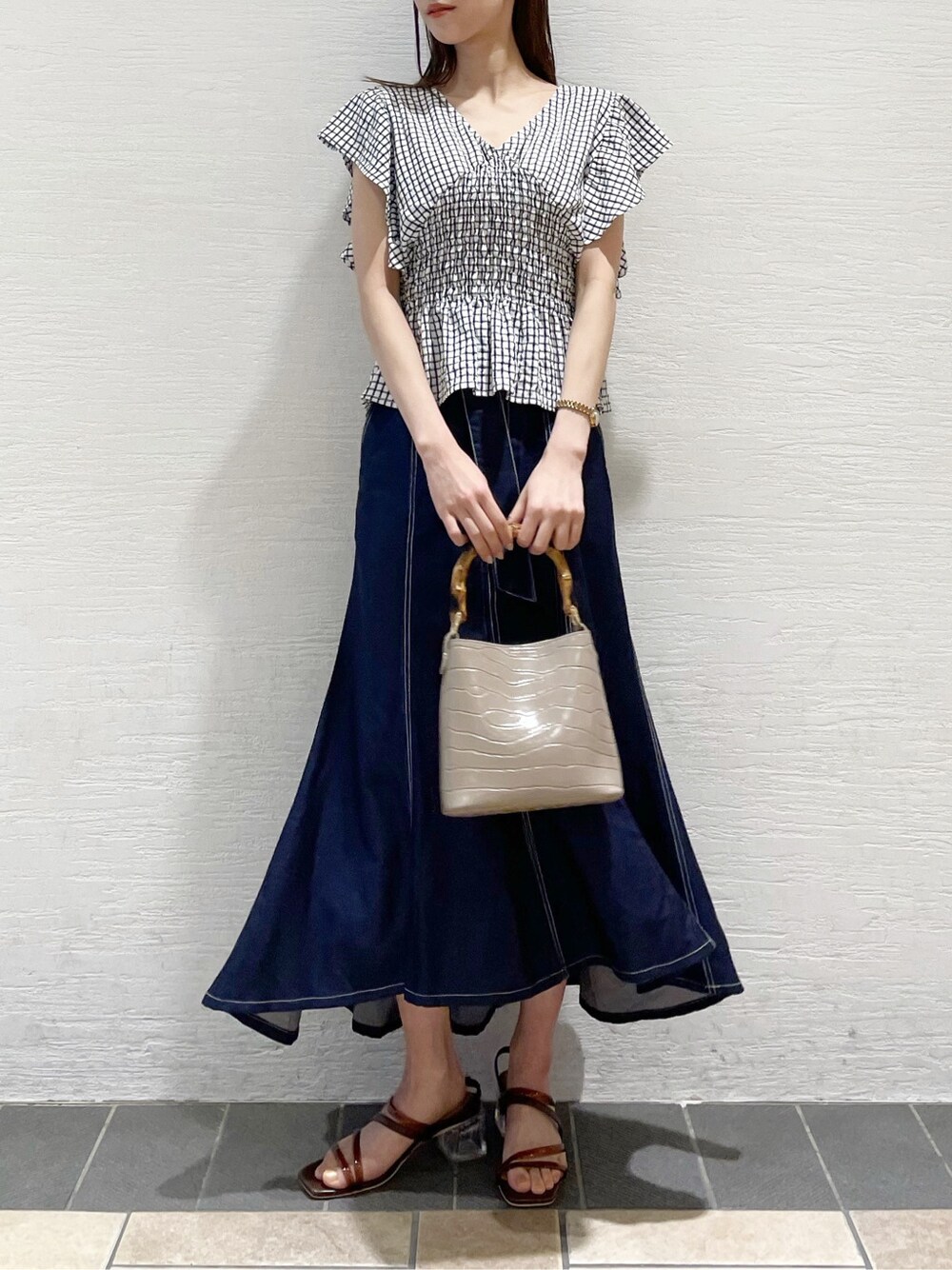 その他のシャツ/ブラウス、ブルー系のスカート、ブラウン系のサンダルを着用したレディースの春コーディネートの6枚目の写真