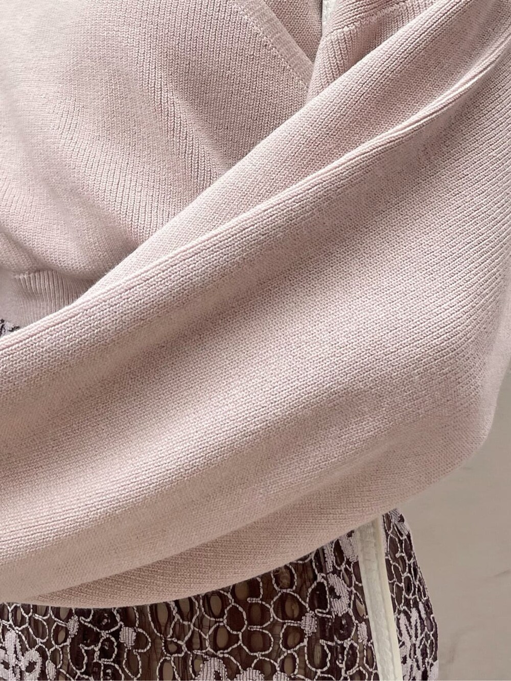 ブラウン系のスカート、ホワイト系のパンプス、ホワイト系のショルダーバッグを着用したレディースの春コーディネートの8枚目の写真