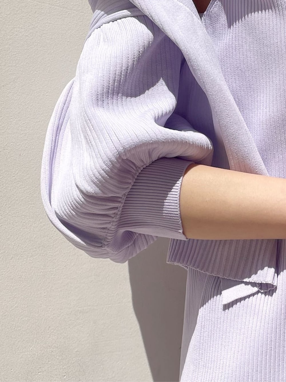 パープル系のワンピース、ブラック系のパンプス、ブラック系のハンドバッグを着用したレディースの春コーディネートの8枚目の写真