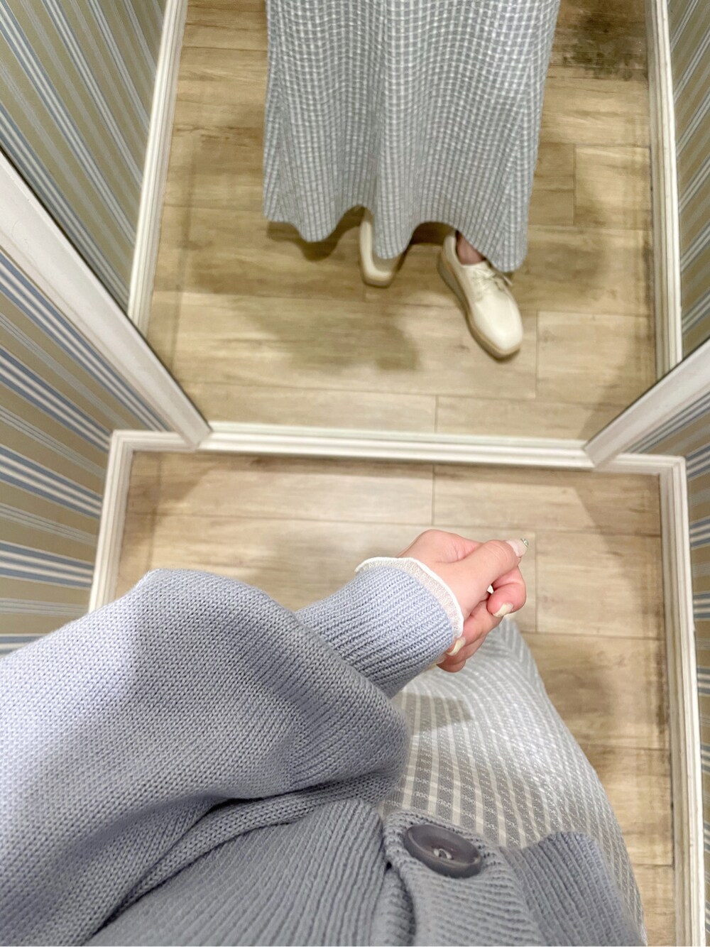 ブルー系のカーディガン/ボレロ、ブルー系のスカート、ホワイト系のローファーを着用したレディースの春コーディネートの7枚目の写真