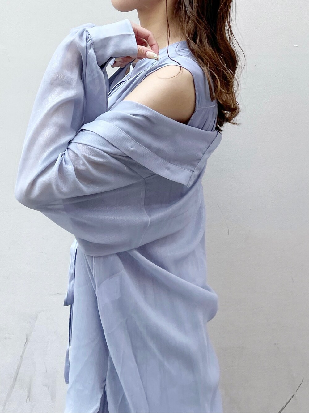 ブルー系のシャツ/ブラウス、ブルー系のワンピース、ホワイト系のパンプスを着用したレディースの春コーディネートの3枚目の写真