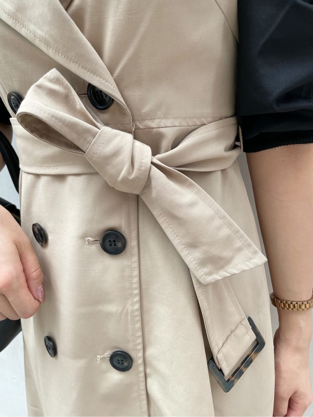 ベージュ系のワンピース、ブラック系のハンドバッグ、ブラック系のニット/セーターを着用したレディースの秋コーディネートの8枚目の写真