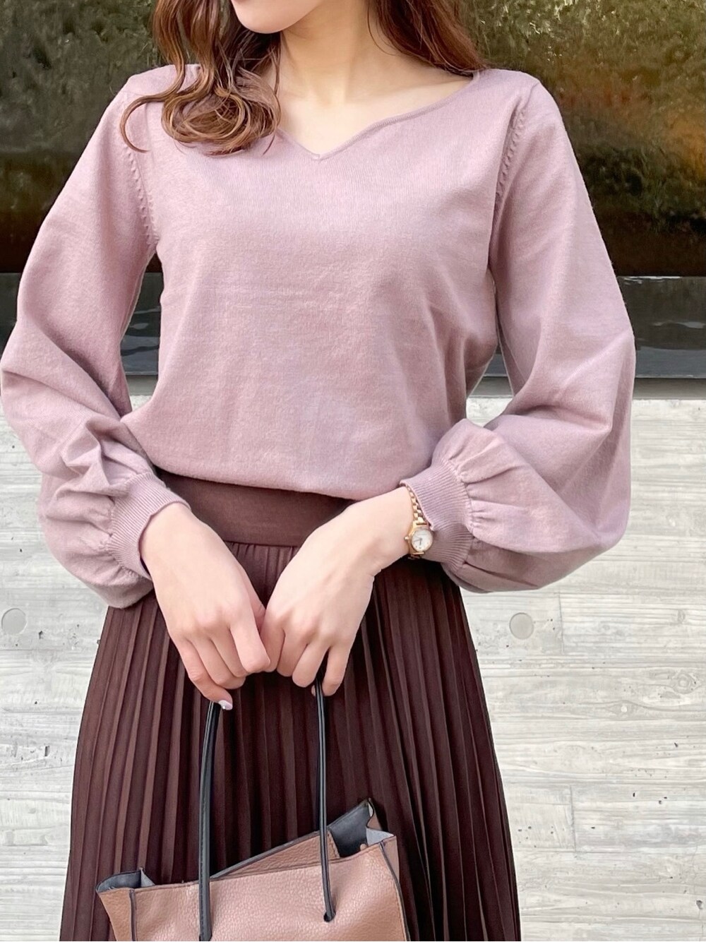 ホワイト系のブーツ、ブラウン系のハンドバッグ、パープル系のニット/セーターを着用したレディースの冬コーディネートの6枚目の写真