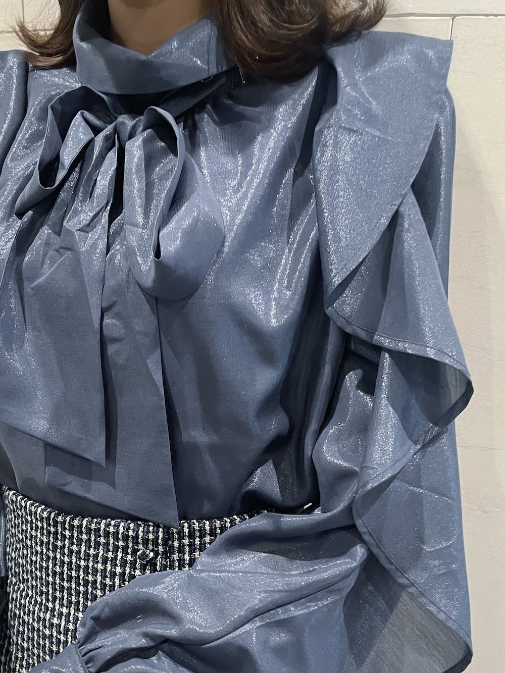 ブルー系のシャツ/ブラウス、ブルー系のスカート、ブラック系のブーツを着用したレディースの秋コーディネートの7枚目の写真