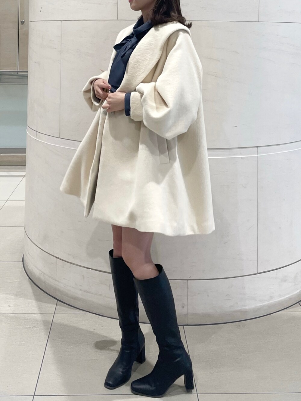 ベージュ系のその他アウター、ブルー系のシャツ/ブラウス、ブルー系のスカートを着用したレディースの秋コーディネートの2枚目の写真