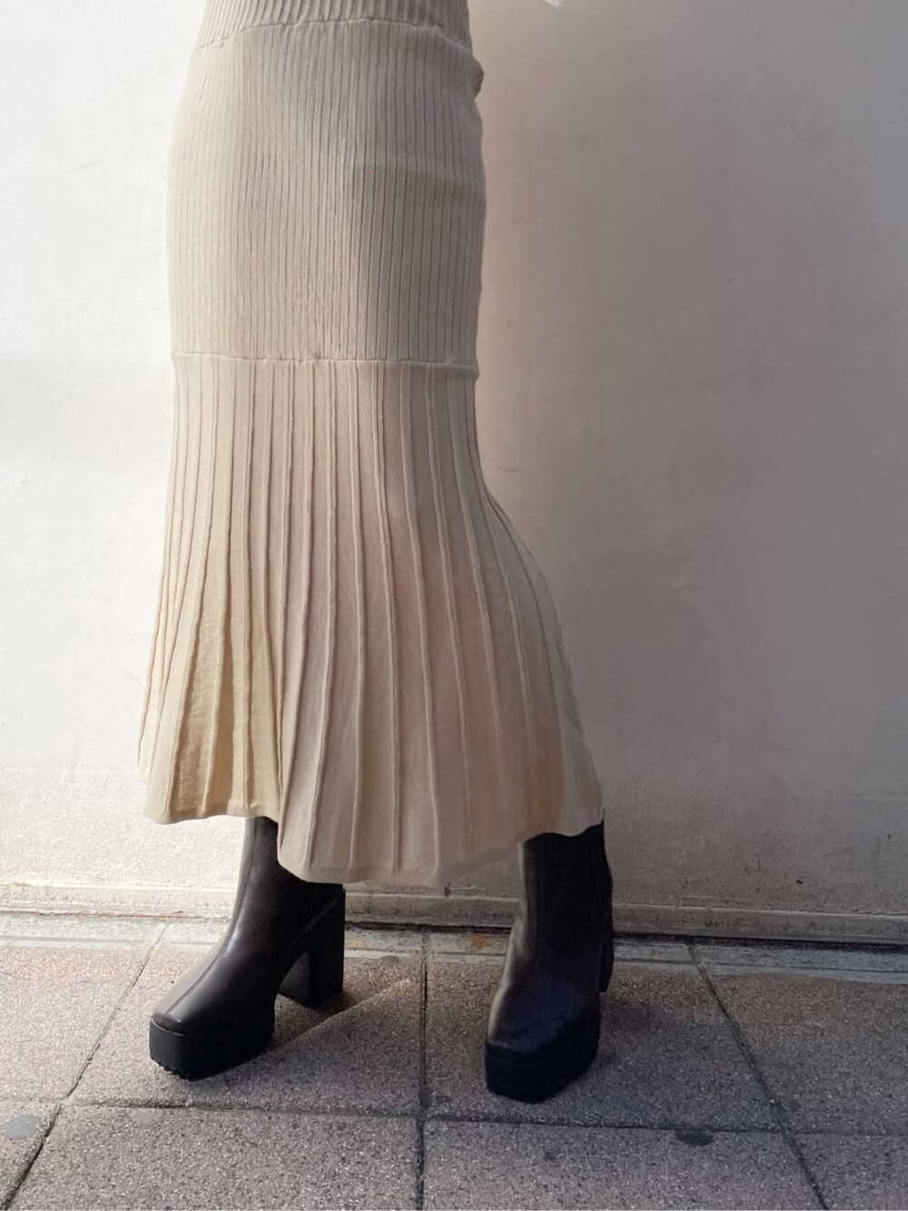 ブラウン系のブーツ、ブラウン系のブルゾン、ベージュ系のワンピースを着用したレディースの秋コーディネートの10枚目の写真