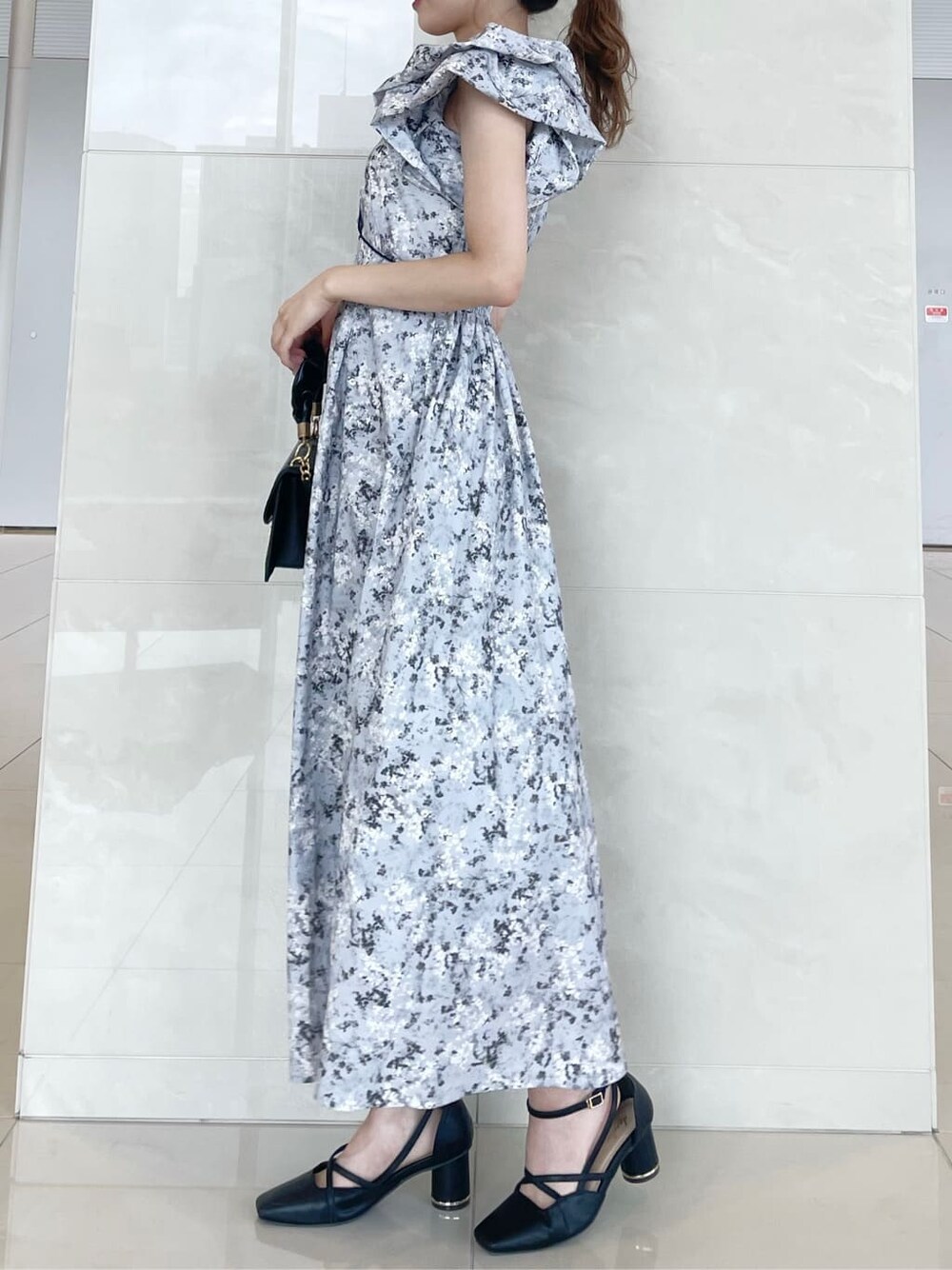 ブラウン系のその他アウター、ブラック系のパンプス、グレー系のワンピースを着用したレディースの秋コーディネートの6枚目の写真