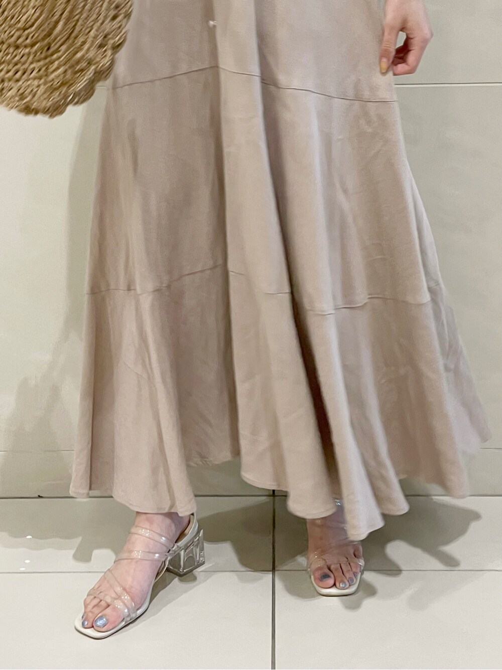 ベージュ系のワンピース、その他のサンダル、ベージュ系のニット/セーターを着用したレディースの春コーディネートの10枚目の写真