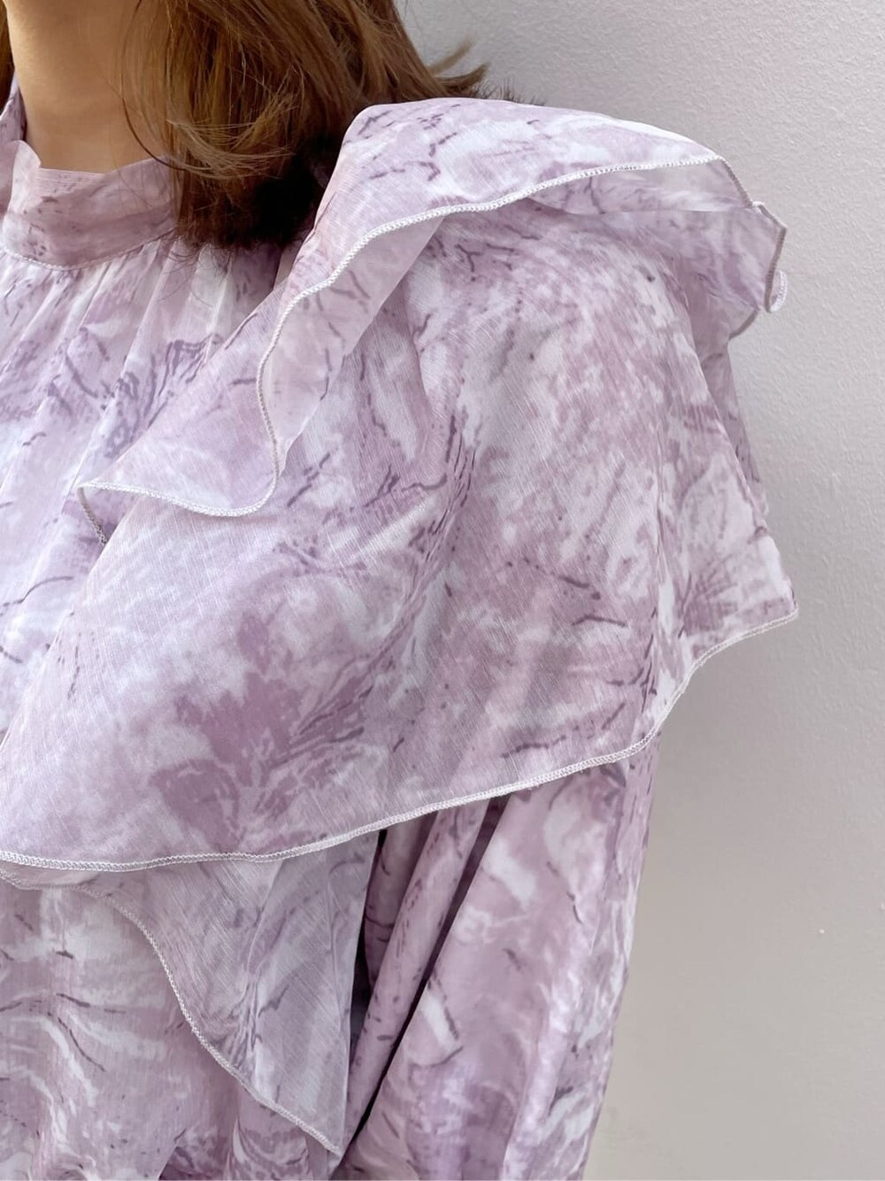 ブラック系のブーツ、ホワイト系のスカート、パープル系のシャツ/ブラウスを着用したレディースの秋コーディネートの8枚目の写真