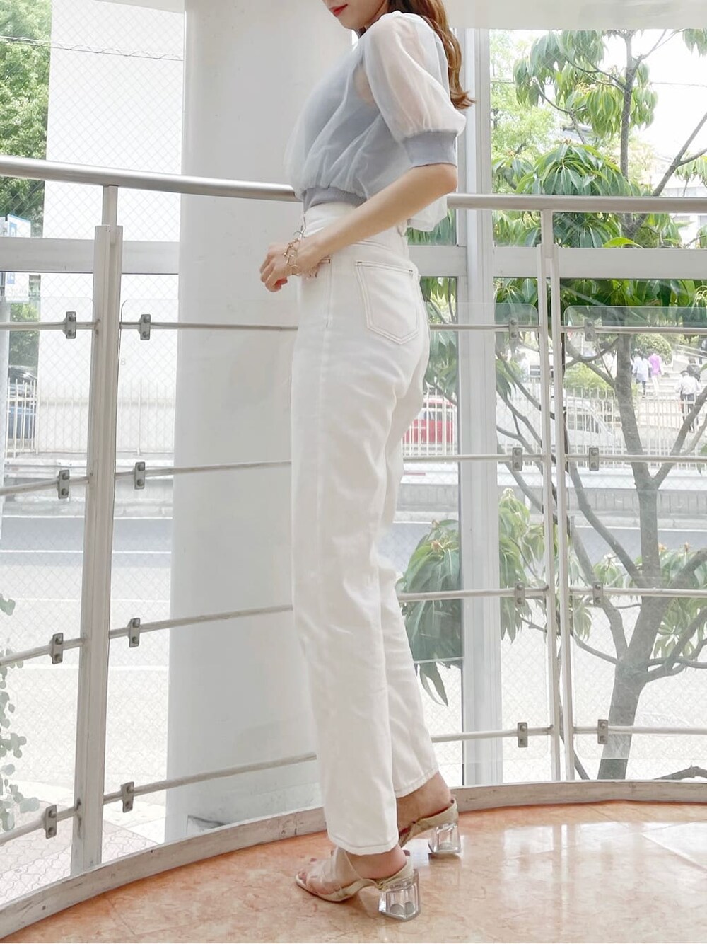 ホワイト系のデニムパンツ、その他のサンダル、ブルー系のニット/セーターを着用したレディースの夏コーディネートの2枚目の写真