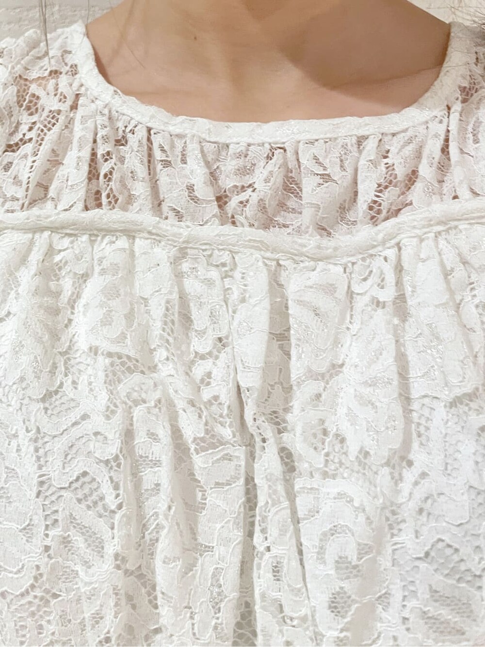 パープル系のサンダル、ホワイト系のワンピースを着用したレディースの春コーディネートの6枚目の写真