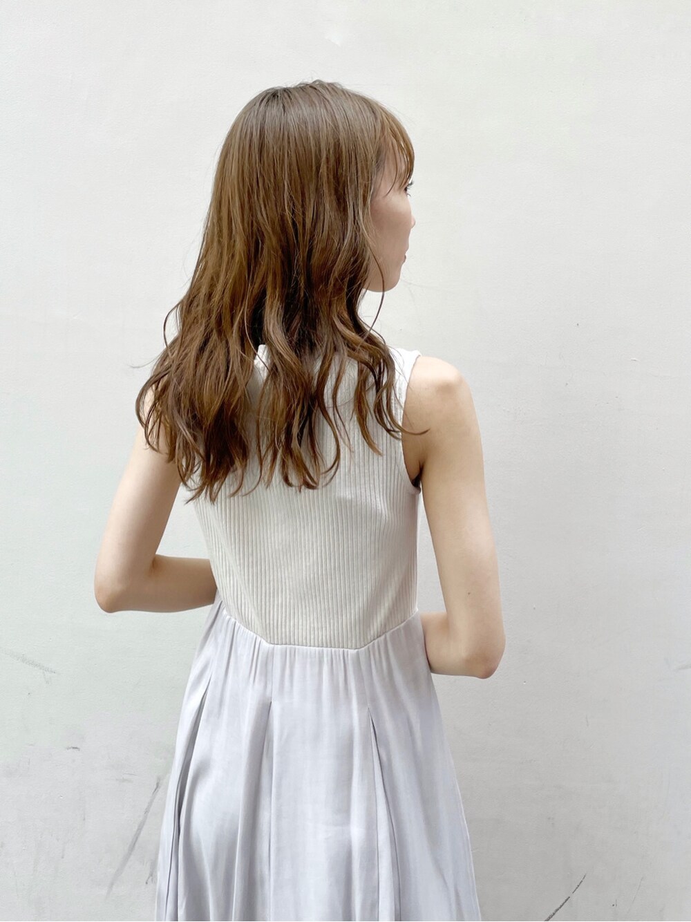 グレー系のワンピース、その他のサンダルを着用したレディースの春コーディネートの5枚目の写真