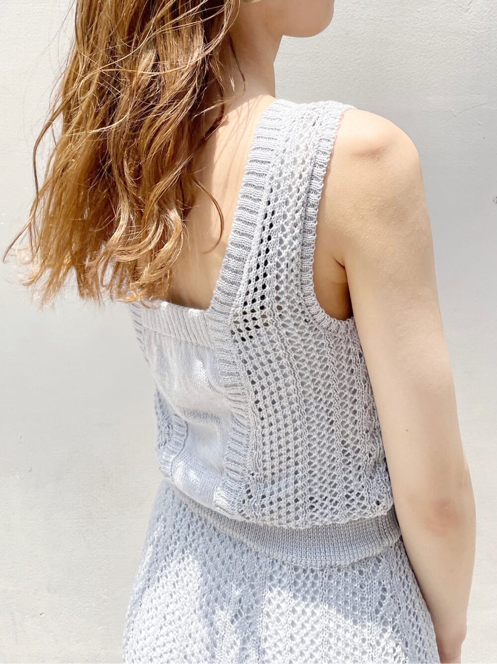 ブルー系のワンピース、その他のサンダル、その他のサンダルを着用したレディースの夏コーディネートの7枚目の写真