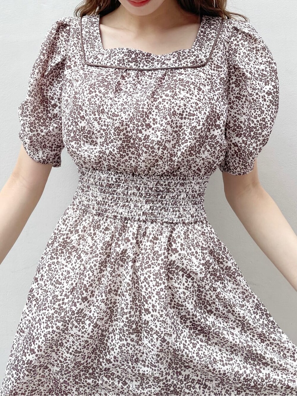 その他のサンダル、ベージュ系のトートバッグ、ブラウン系のワンピースを着用したレディースの夏コーディネートの4枚目の写真