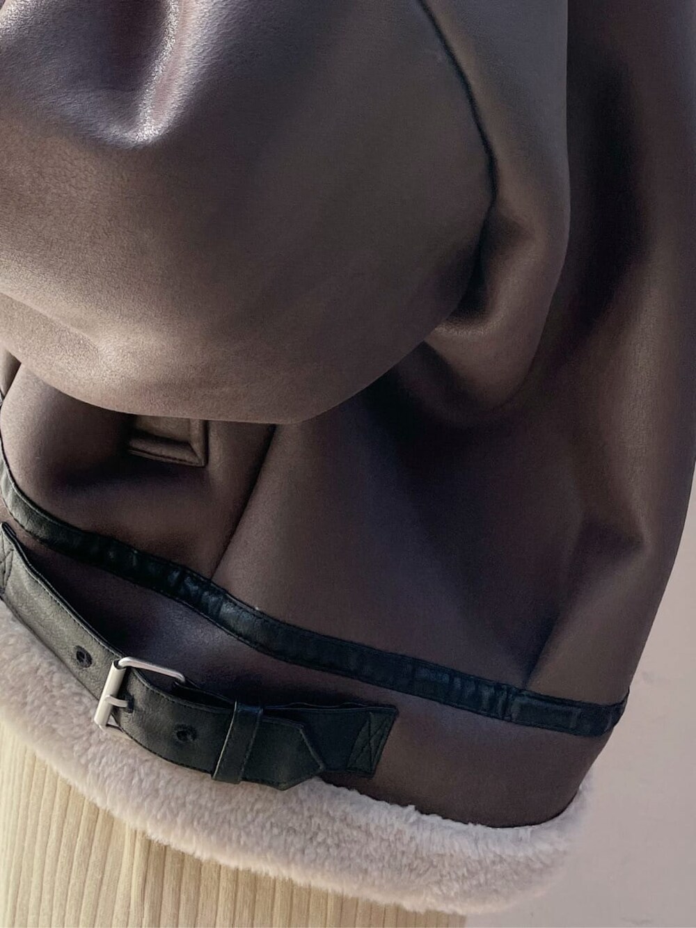 ブラウン系のブーツ、ブラウン系のブルゾン、ベージュ系のワンピースを着用したレディースの秋コーディネートの5枚目の写真