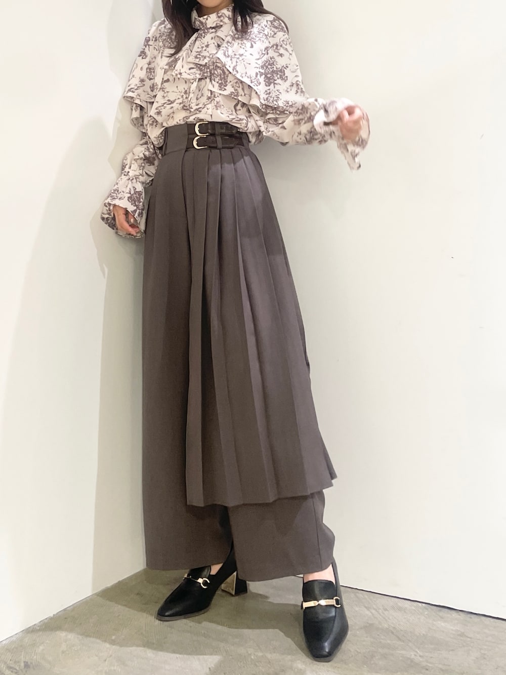 ピンク系のシャツ/ブラウス、グレー系のその他パンツ、ブラック系のローファーを着用したレディースの秋コーディネートの2枚目の写真