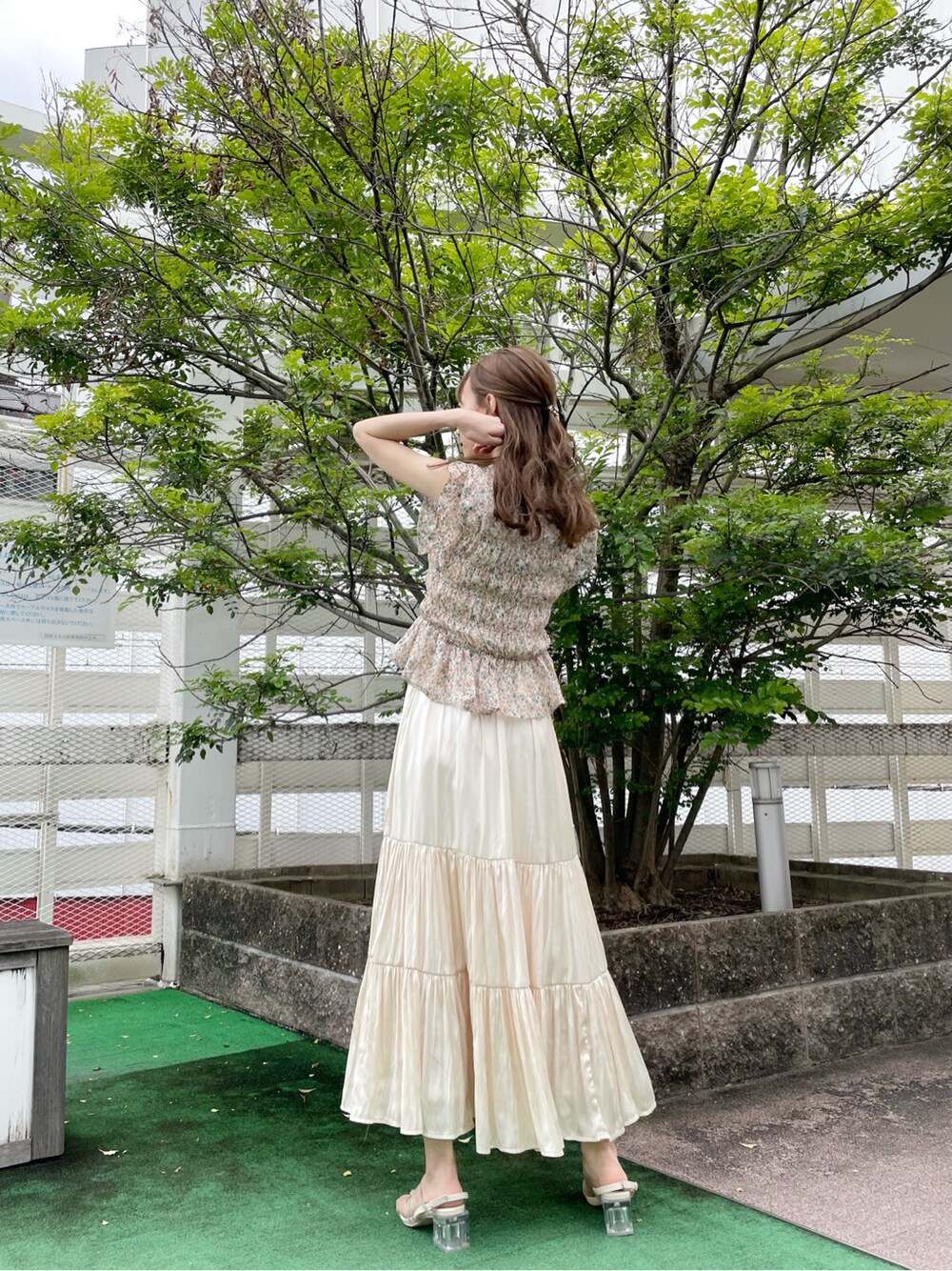 ホワイト系のスカート、その他のシャツ/ブラウス、その他のサンダルを着用したレディースの春コーディネートの3枚目の写真