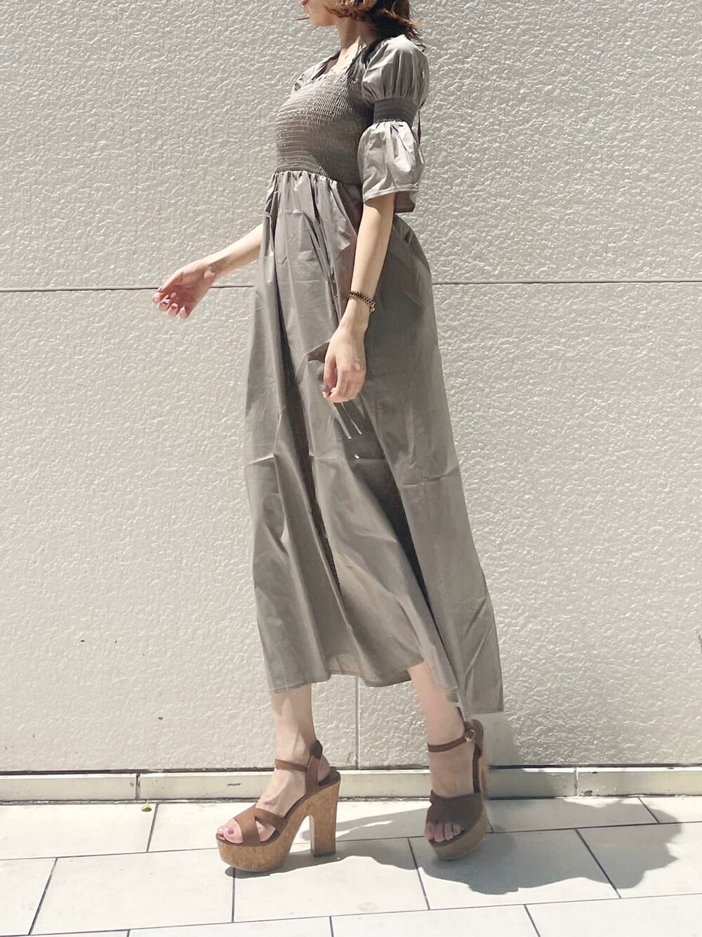 ブラウン系のサンダル、ベージュ系のワンピースを着用したレディースの夏コーディネートの3枚目の写真