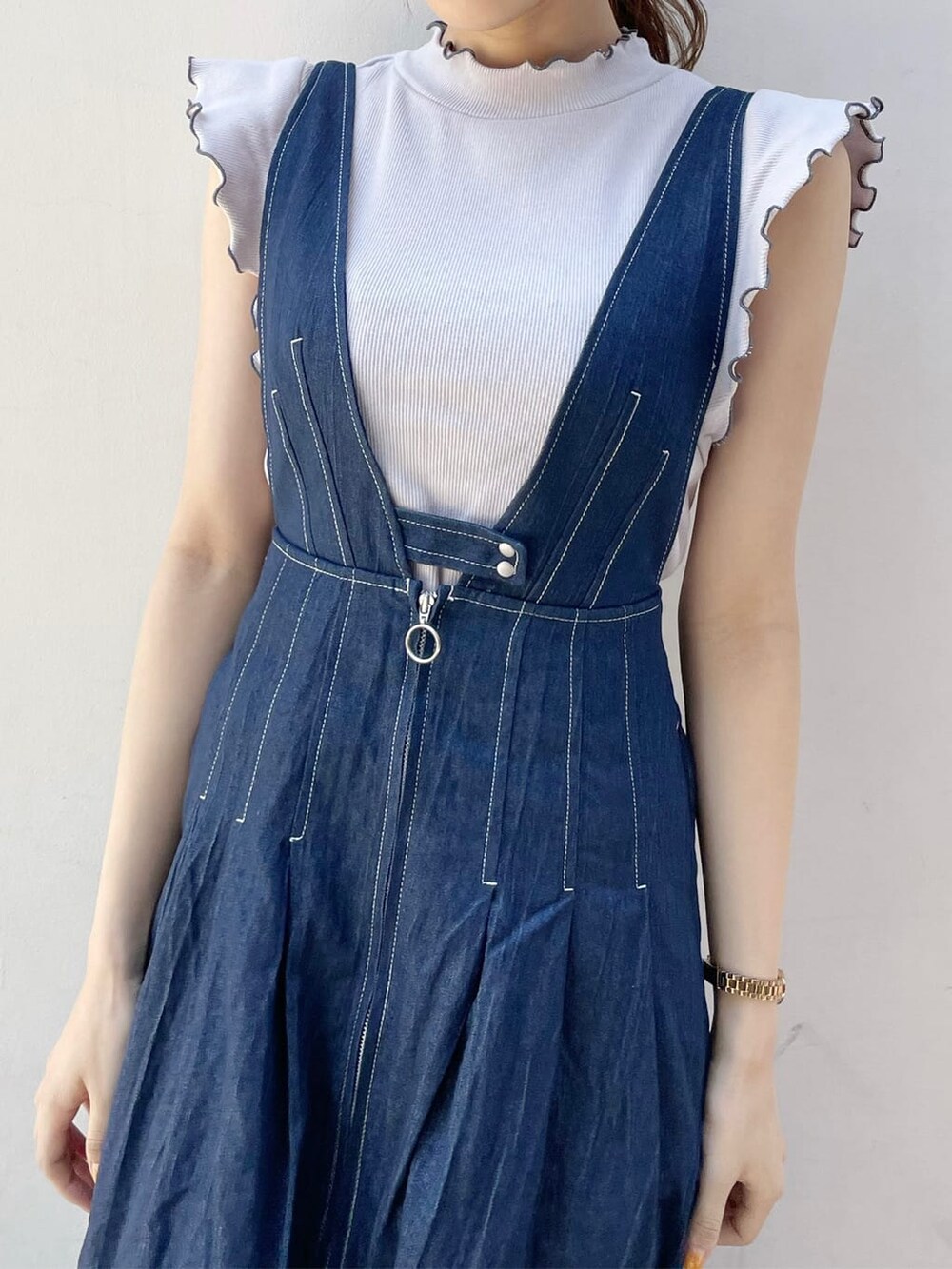 ブラック系のサンダル、ブルー系のジャンパースカート、グレー系のTシャツ/カットソーを着用したレディースの夏コーディネートの4枚目の写真