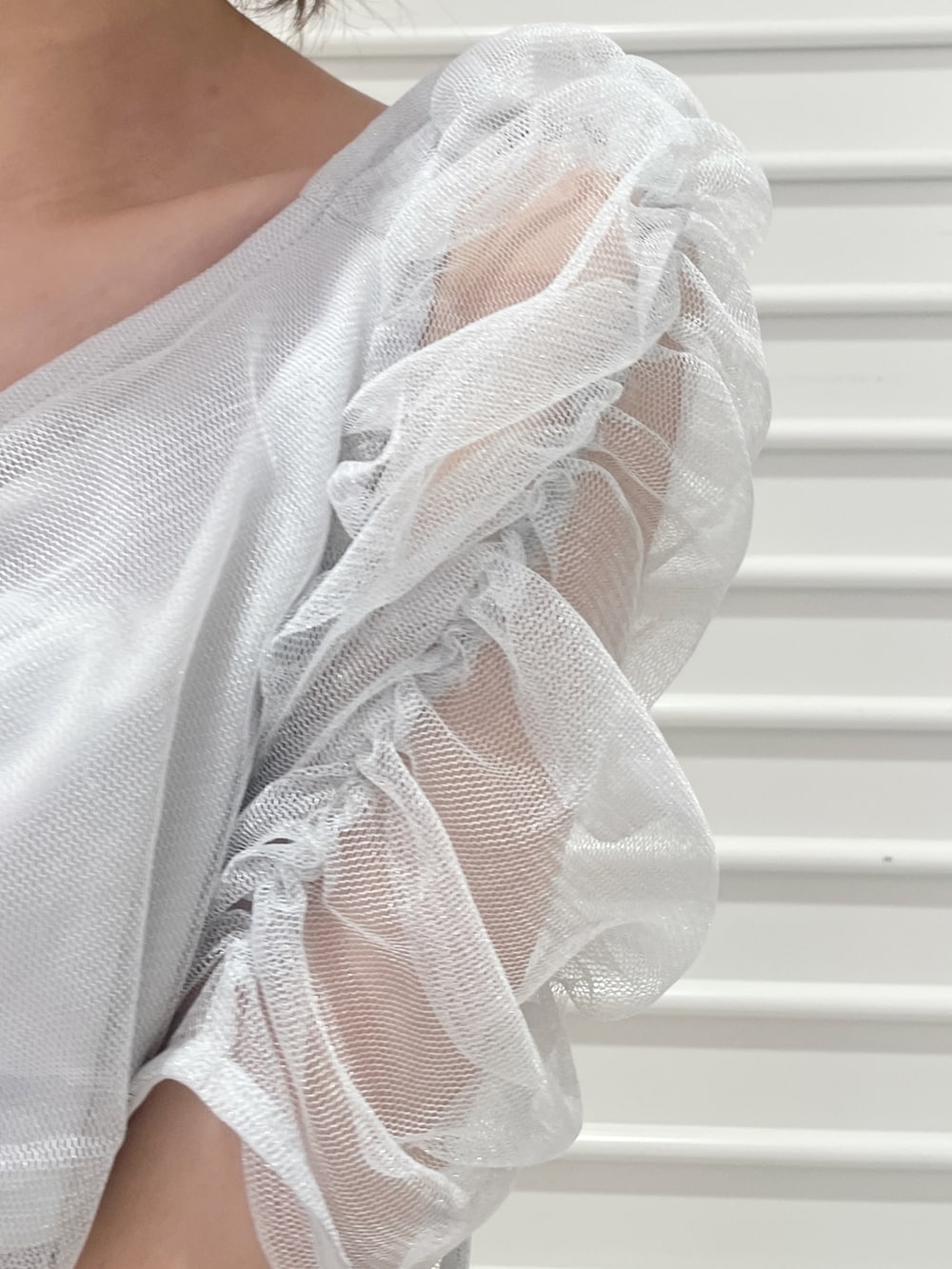 グレー系のシャツ/ブラウス、ホワイト系のサンダル、ホワイト系のスカートを着用したレディースの夏コーディネートの7枚目の写真