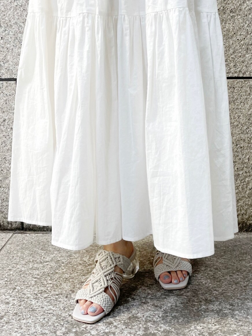 グレー系のサンダル、ホワイト系のシャツ/ブラウス、ホワイト系のワンピースを着用したレディースの春コーディネートの10枚目の写真