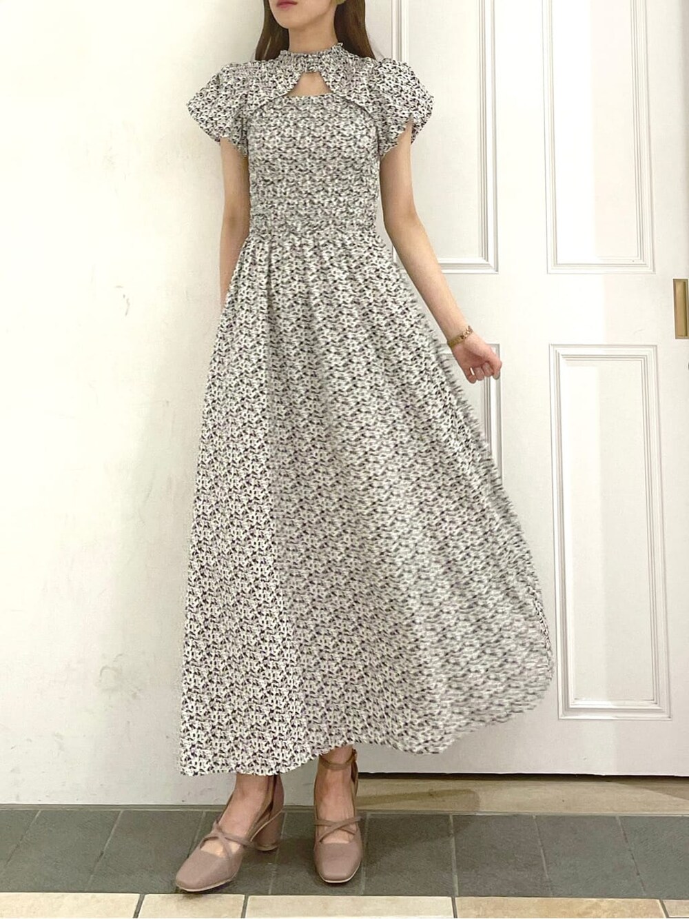 ホワイト系のワンピース、ピンク系のパンプスを着用したレディースの夏コーディネートの4枚目の写真