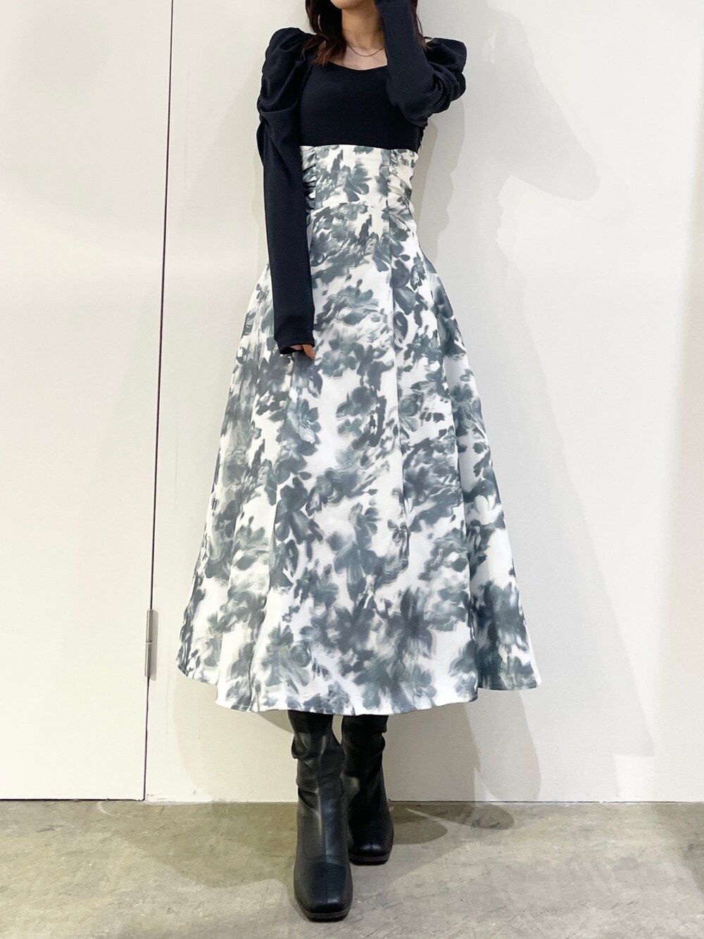 ブラック系のワンピース、ブラック系のブーツを着用したレディースの秋コーディネートの2枚目の写真