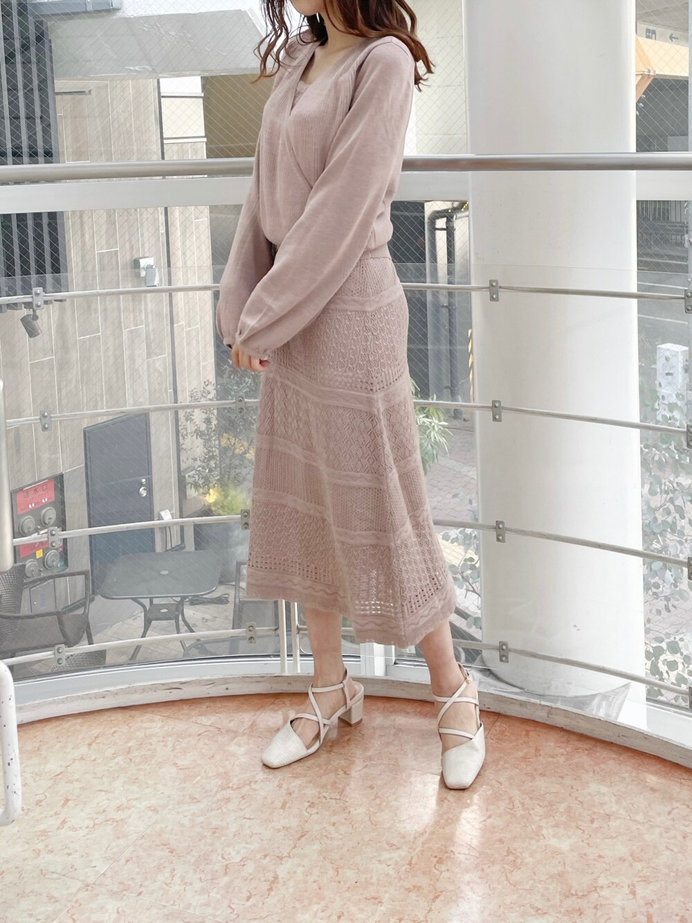 その他のトレンチコート、ベージュ系のスカート、ホワイト系のパンプスを着用したレディースの冬コーディネートの4枚目の写真