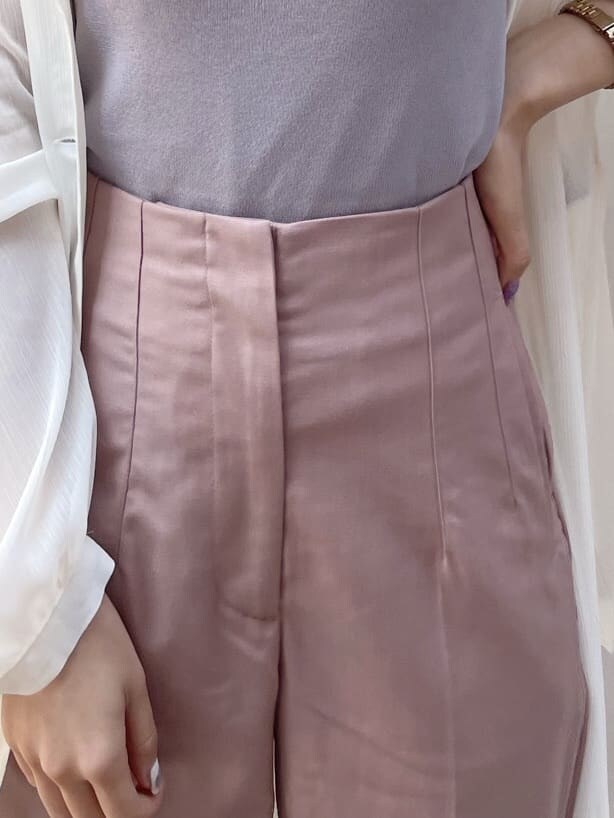 ブラック系のサンダル、ホワイト系のシャツ/ブラウス、パープル系のニット/セーターを着用したレディースの春コーディネートの9枚目の写真