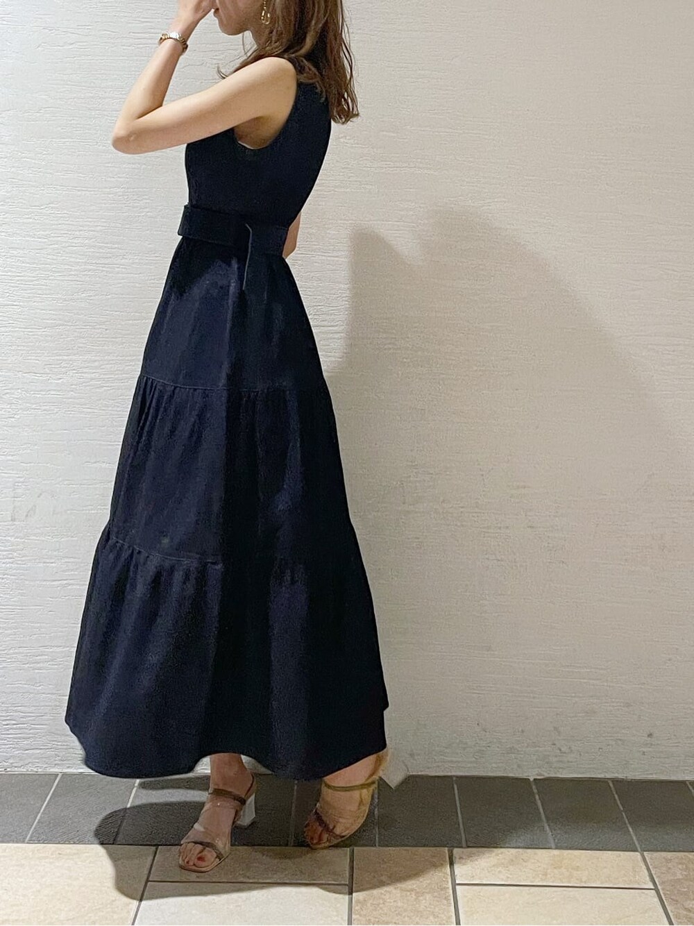 その他のサンダル、ブルー系のワンピースを着用したレディースの春コーディネートの2枚目の写真